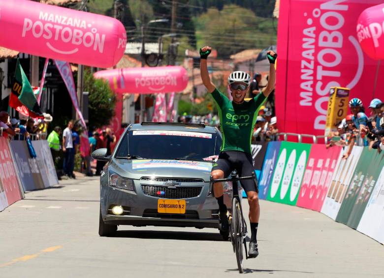 Jonathan Chaves celebra si triunfo. FOTO cortesía fedeciclismo