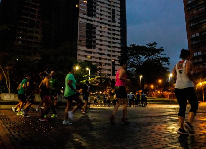 Los corredores calientan en la plaza Mamm antes de que salga el sol, luego corren más de tres kilómetros. FOTO juan pablo estrada