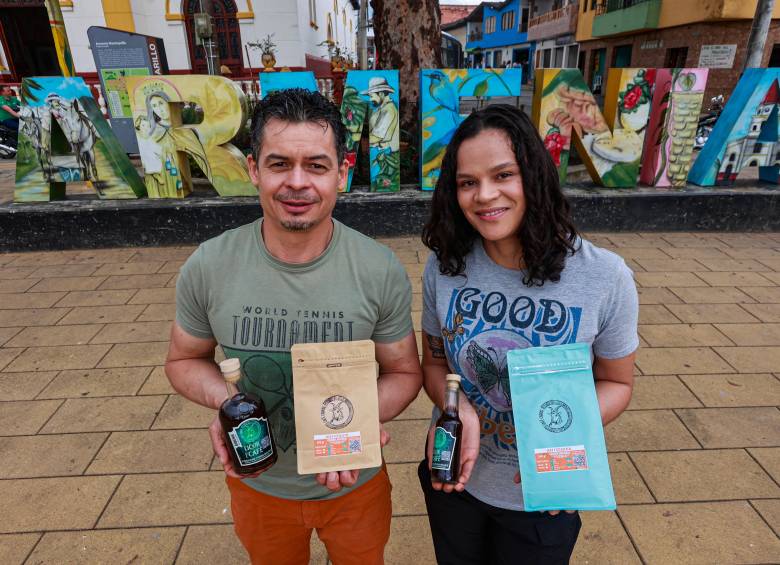 Fernando y Caterine en su local de Café Cabras preparan café de origen con métodos como V60 y Chemex. FOTO Manuel Saldarriaga