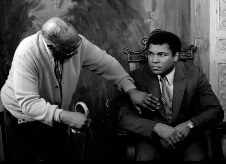 El fotógrafo James Van Der Zee (1886 - 1983), uno de los artistas que forman parte de la exposición. Aquí a la izquierda del legendario boxeador Muhammad Ali durante una sesión fotográfica, Nueva York, 13 de abril de 1981. Foto Getty.