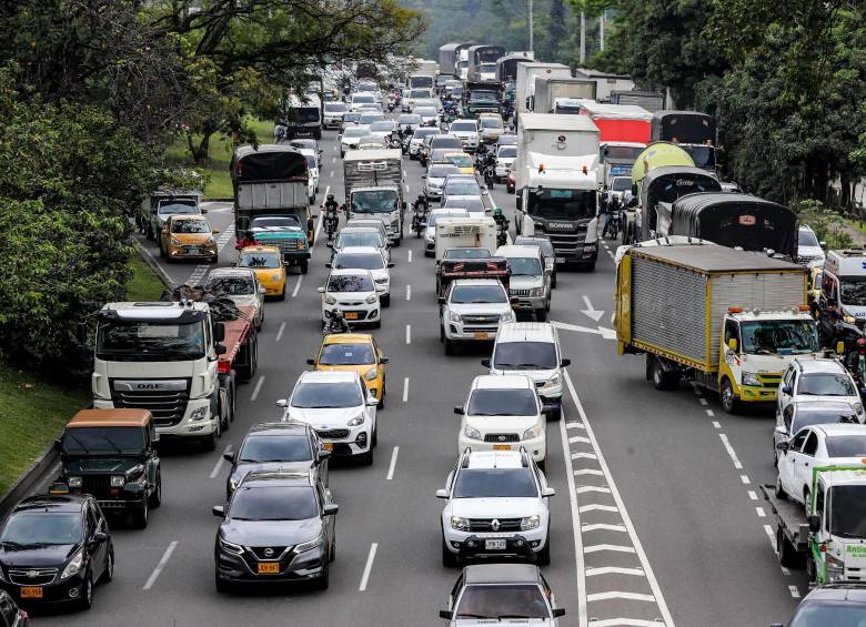 El pico y placa aplica hasta las 8:00 de la noche, tanto para carros particulares y motos, como para taxis. FOTO Jaime Pérez