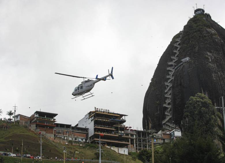 Una vez cada 10 minutos despega un helicóptero desde la Piedra del Peñol. Foto: Manuel Saldarriaga Quintero
