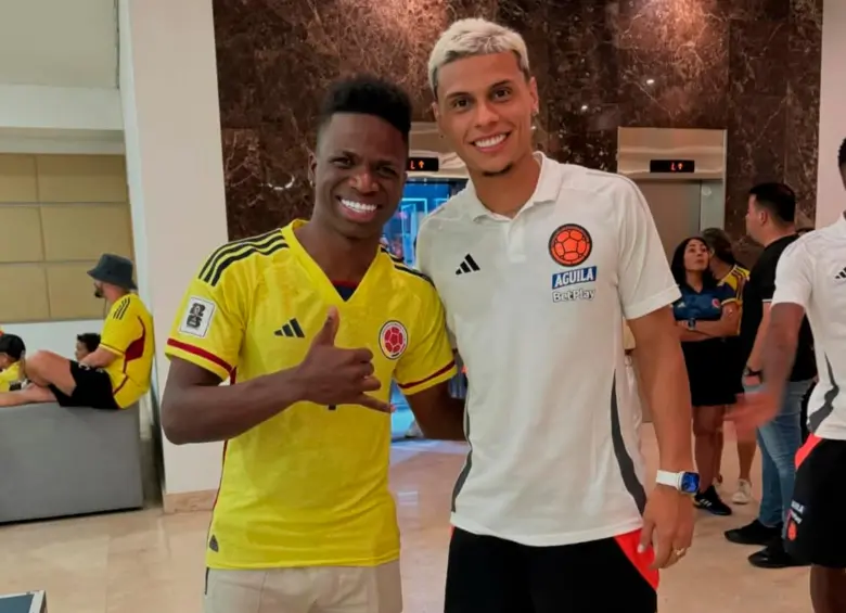 En la foto el futbolista brasileño Vinícius Junior con Richard Ríos, de Colombia. Mentiras, en realidad es Ricardo Rincón junto al jugador del seleccionado nacional. ¿Se alcanzó a confundir, verdad? FOTO: Tomada de Instagram @SOSIADOVINI7