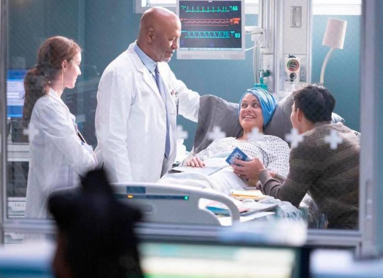 Imagen de Johanna Cure al lado de uno de los actores principales de Grey’s Anatomy, James Pickens Jr., el doctor Richard Webber. FOTO Cortesía