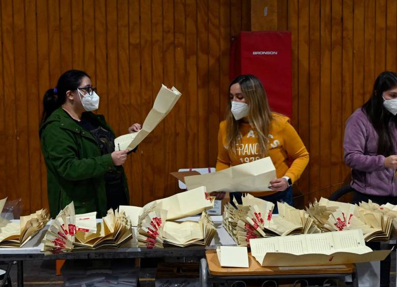 Por la baja participación en este y otros comicios, Chile ha vuelto a abrir el debate en torno a reimplantar el voto obligatorio, una medida que rige en otros países como Argentina y Brasil. FOTO AFP