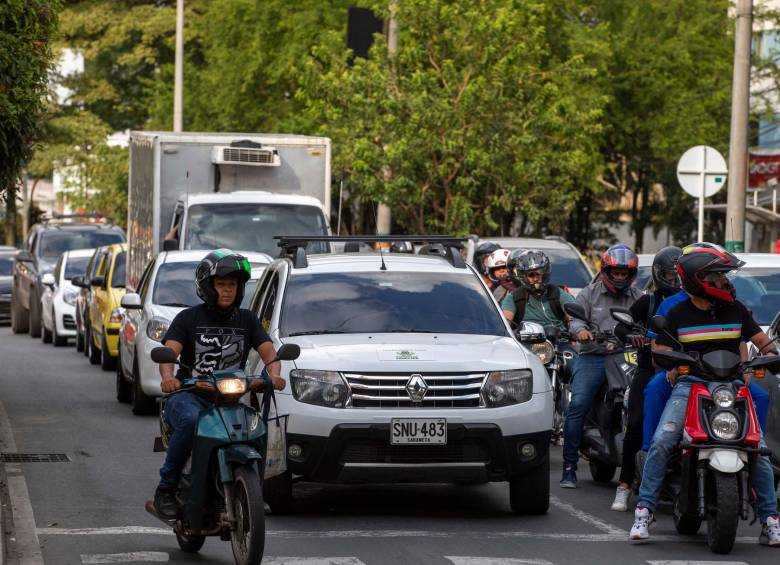 En vías como la Avenida El Poblado los conductores deberán andar a 50k/h. El proyecto se llama Julián Esteban por el niño que era fan de Egan Bernal y murió atropellado. FOTO Edwin Bustamante