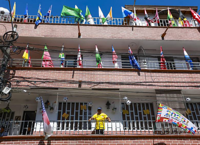 A medida que los equipos se vayan eliminando, la familia irá retirando las banderas. Foto: Manuel Saldarriaga Quintero.