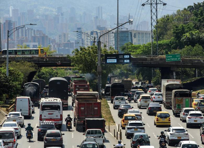 Fotografías de pico y placa y congestiones en el sector del soterrado de Parques del Río. Fecha de evento: 21/02/2024 Foto: Andrés Camilo Suárez Echeverry
