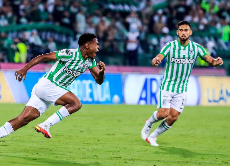 Nelson Palacio celebrando una de las anotaciones con Nacional. Con los partidos se consolida en su posición. FOTO jaime pérez