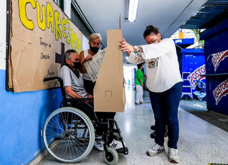 Algunas mesas de votación no fueron accesibles para la población discapacitada, y se improvisaron los espacios. FOTO Jaime pérez