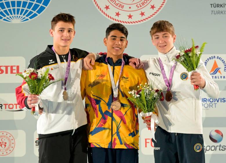 Ángel Barajas (centro) en lo más alto del podio en el Mundial de Turquía, es el único gimnasta colombiano en la competencia. FOTO: TOMADA DE TWITTER @gymnastics