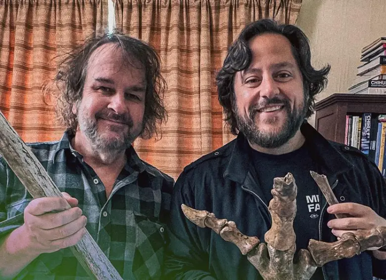 El de la izquierda es Peter Jackson, director de El señor de los anillos e inversor de la compañía. Lo que está sosteniendo son huesos de moa. FOTO Colossal Bioscience 