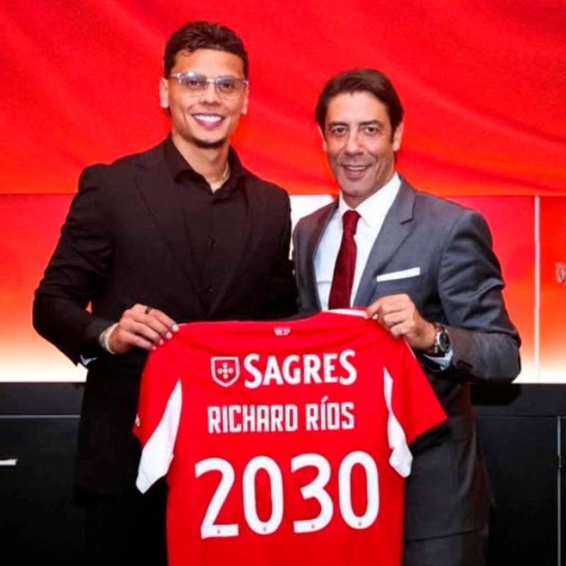 Esta es una de las imágenes que se compartieron en redes sociales sobre la firma de Richard Ríos con Benfica. FOTO TOMADA @slbenfica