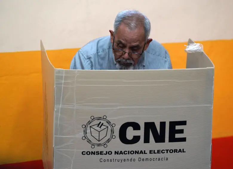Ciudadanos hondureños participan en la jornada electoral marcada por un ambiente de tensión e injerencia internacional. FOTO: AFP. 