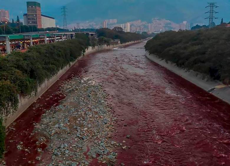No hay control efectivo a empresas que tiñen de colores el río Medellín
