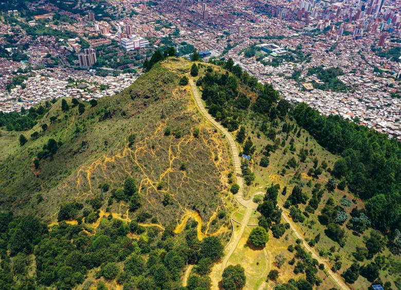 El Cerro Pan de Azúcar, el más alto de los siete cerros tutelares de Medellín, se eleva a más de 2.100 metros sobre el nivel del mar. Foto: Manuel Saldarriaga.