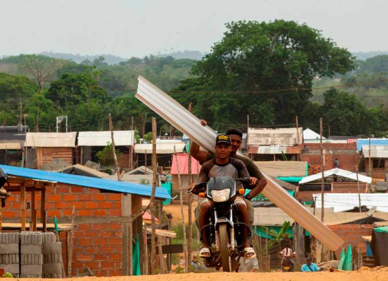 En Colombia, las invasiones suelen tener vocación de permanencia, como esta. Al final, el gobierno se resigna y llega con la factura de servicios públicos y, en el mejor de los casos, una escuela o una cancha multipropósito en pavimento.Foto: Camilo Suárez Echeverry