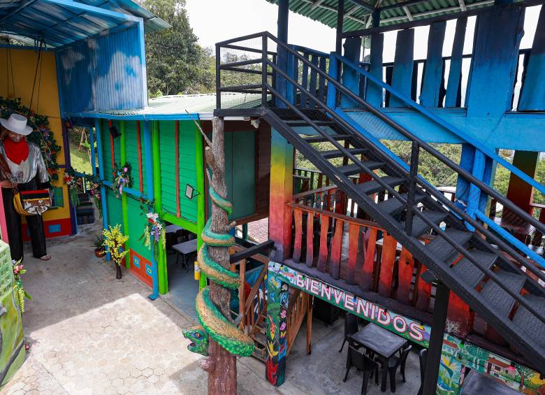 La montaña que sueña tiene un restaurante y un teatro con capacidad para 120 personas. El sitio está abierto todos los días, después del mediodía, y cierra sus puertas en la noche. FOTO Manuel Saldarriaga 