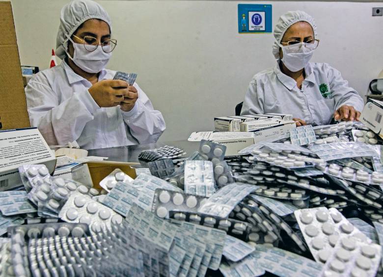 En la planta de medicamentos de la UdeA trabajan más de 30 personas todos los días de la semana. FOTO Julio César Herrera