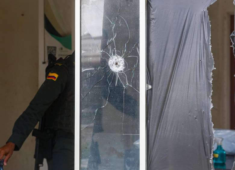 Los impactos del ataque a la estación de Policía de Currulao en la madrugada del miércoles. FOTOS MANUEL SALDARRIAGA - ENVIADO A URABÁ