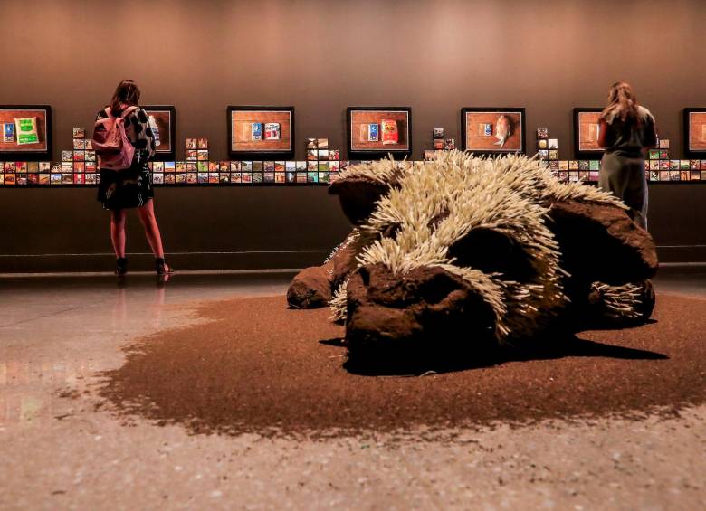 El becerrito es una propuesta de Juliana Góngora. Los pelos son hechos con leche, como una manera de devolverle el alimento, y a su vez es una reflexión sobre la ganadería: está esperando que lo sacrifiquen. Foto: Jaime Pérez.