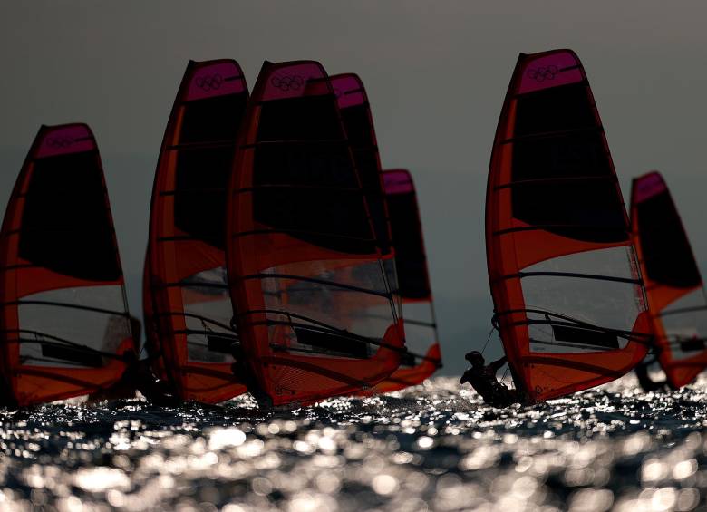 Una flota de mujeres RS-X Windsurfers en acción en el segundo día de los Juegos Olímpicos de Tokio 2020 en Enoshima Yacht Harbour. Foto Getty Images