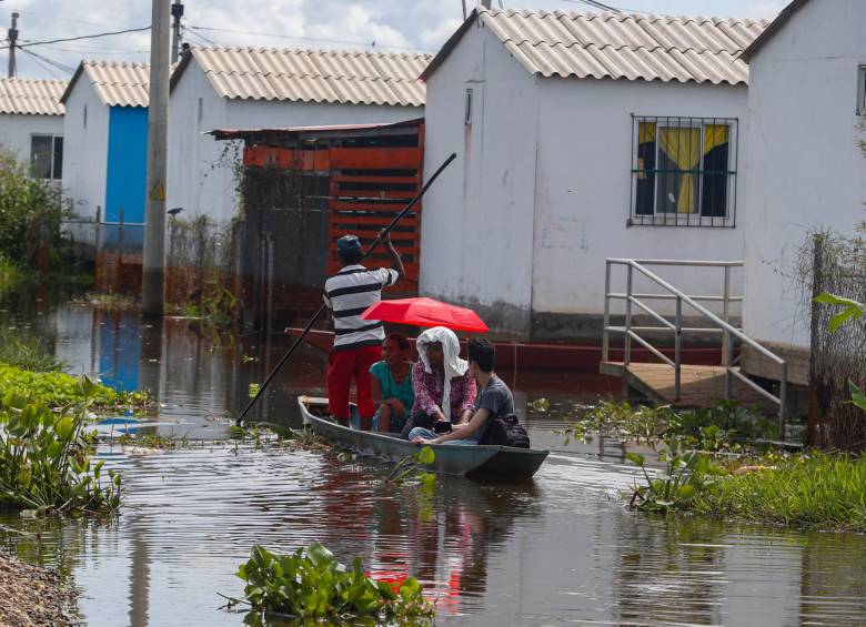 En el barrio Polvo Alzado, de Sucre los vecinos pagan $1.000 para entrar a sus casas en canoa. Foto: MANUEL SALDARRIAGA QUINTERO.