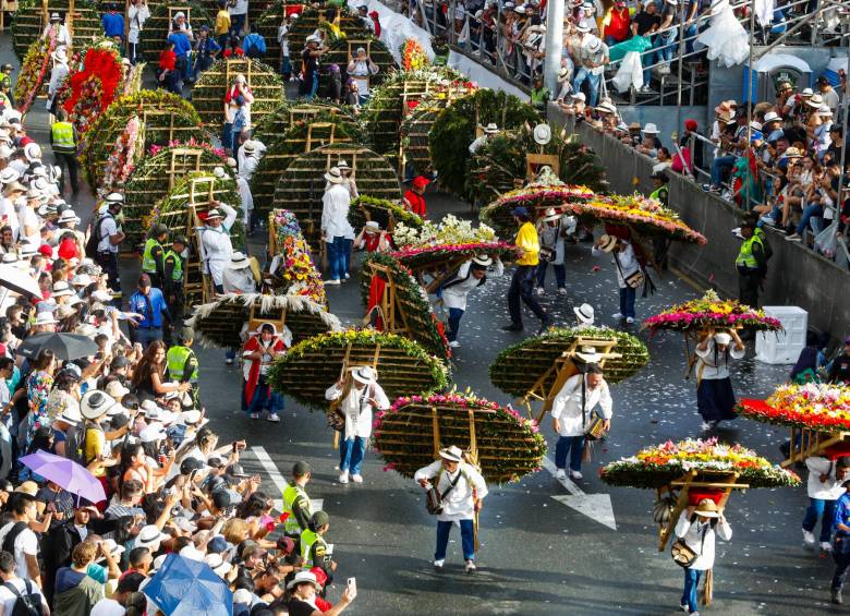 Los silleteros regresaron a ellas para festejar junto a cientos de ciudadanos locales y extranjeros una nueva versión del evento más importante y tradicional de la Feria de las Flores. Foto: MANUEL SALDARRIAGA QUINTERO.