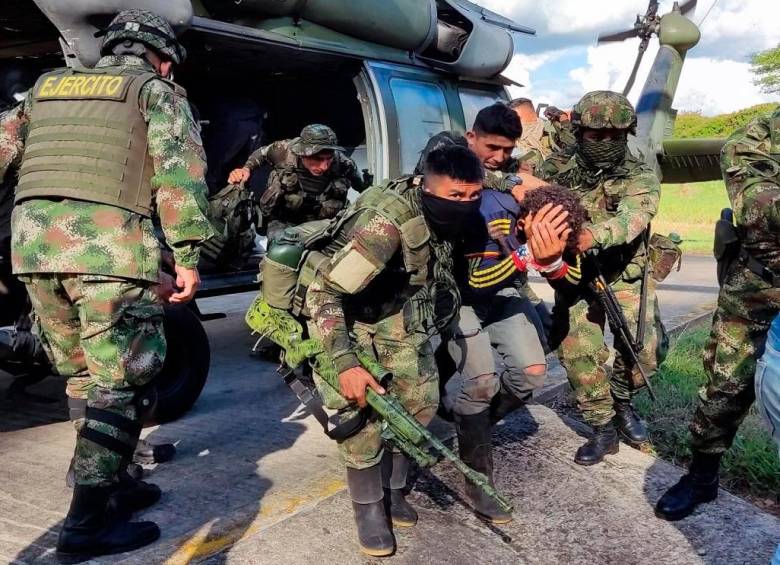 En el operativo, el Ejército capturó a cinco personas. FOTO: CORTESÍA EJÉRCITO. 