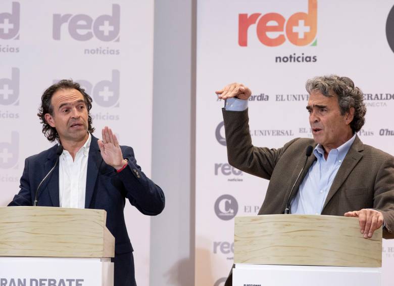 Federico Gutiérrez y Sergio Fajardo comenzaron a sacarse chispas durante el debate presidencial que organizó hace un mes EL COLOMBIANO. Se lanzaron duros dardos. FOTO Camilo Suárez