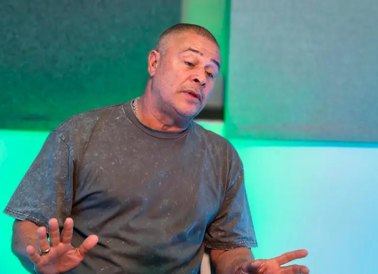 Gildardo Gómez durante la charla con el podcast deportivo Línea de Gol, en la que contó anécdotas de su carrera y analizó el presente de los equipos antioqueños y de la Selección Colombia. FOTO Jeann Carlos Rodríguez
