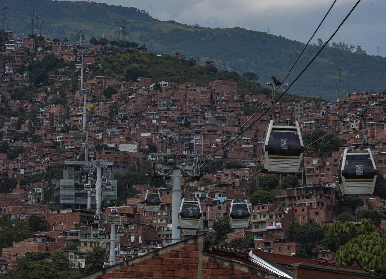 Línea J del metrocable de Medellín, entre la estación de San Javier y la estación Aurora. FOTO: Manuel Saldarriaga
