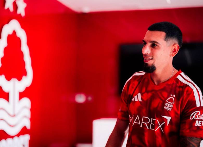 El nuevo reto de Daniel Muñoz en Inglaterra: fue presentado por el Nottingham Forest. FOTO X-Nottingham