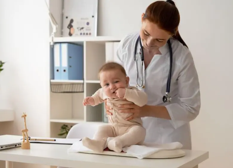 A través de una consulta virtual, un pediatra evalúa los síntomas del menor y determina si el caso puede manejarse en casa o requiere atención médica presencial. FOTO: Magnific.