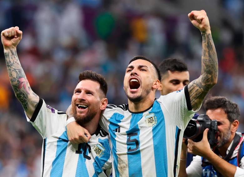 Lionel Messi y Leandro Paredes festejan el paso de Argentina. FOTO: JUAN ANTONIO SÁNCHEZ