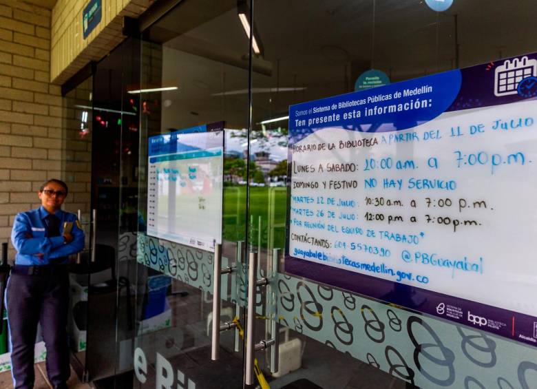 En el parque biblioteca Manuel Mejía Vallejo, en Guayabal, el sistema de bibliotecas instaló un tablero aclarando la suspensión del servicio durante los domingos y los festivos. FOTO CAMILO SUÁREZ