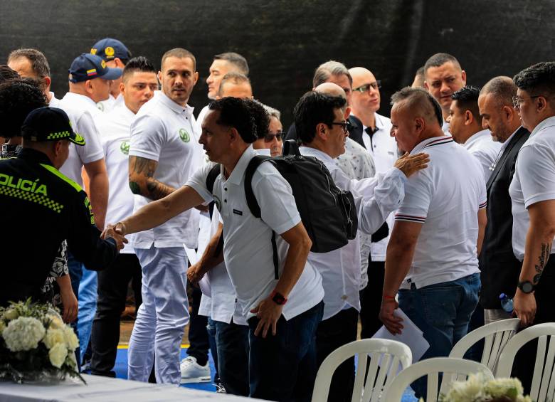 El alto Comisionado para la Paz, Danilo Rueda, saludó a “Carlos Pesebre” al final del evento en la cárcel de Itagüí. FOTO manuel saldarriaga