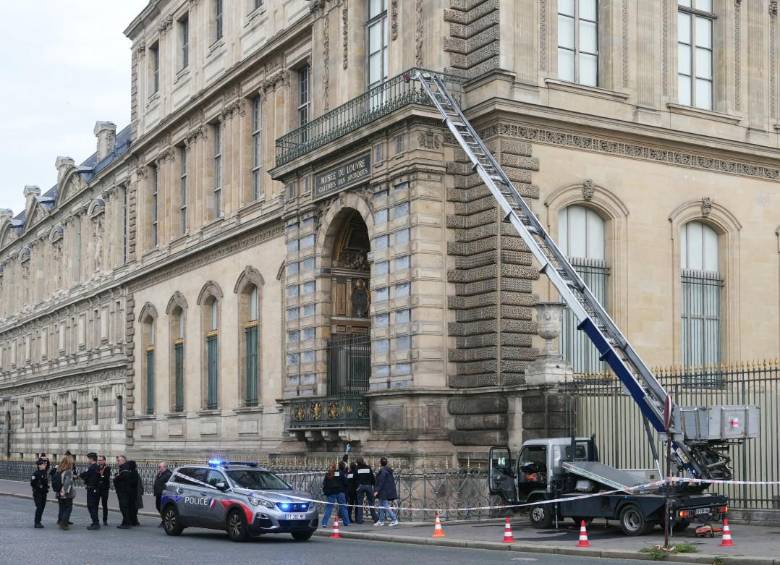 Robo de joyas en el Louvre: dos detenidos imputados y tres liberados