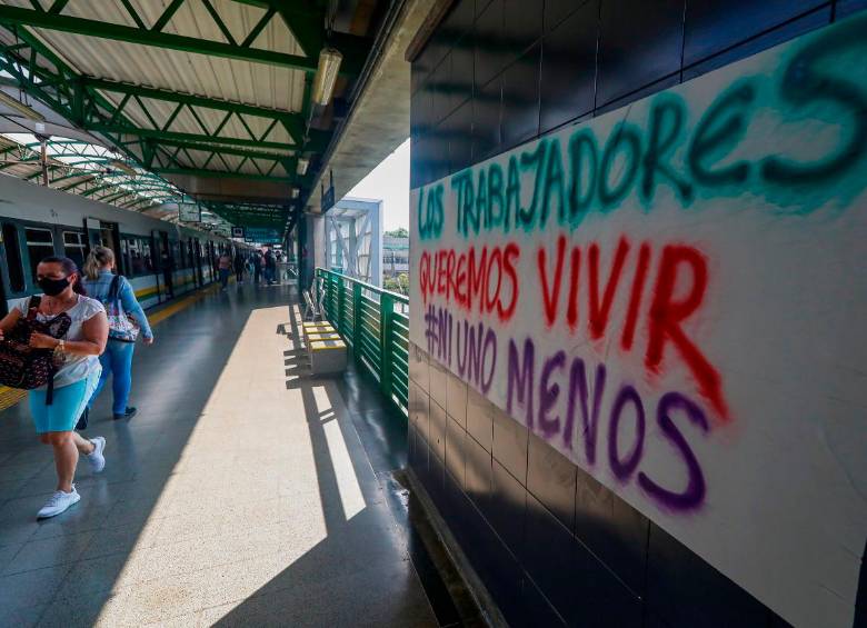 En varias estaciones del sistema, los trabajadores han puesto pancartas. FOTO MANUEL SALDARRIAGA