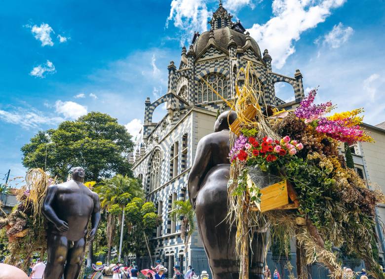 La Plaza Botero, que reúne monumentales obras del artista antioqueño Fernando Botero, es uno de los lugares turísticos más visitados de la ciudad. Al fondo, el Palacio de la Cultura Rafael Uribe Uribe. 2023. FOTO: Camilo Suárez.
