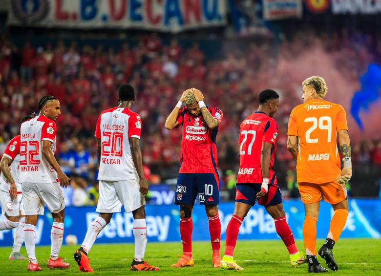 En un estadio Atanasio Girardot completamente lleno, con más de 45 mil almas teñidas de rojo y azul, el DIM no logró hacer valer su localía y cayó 1-2 ante Independiente Santa Fe, que se coronó campeón del fútbol colombiano. Foto: Camilo Suárez Echeverry