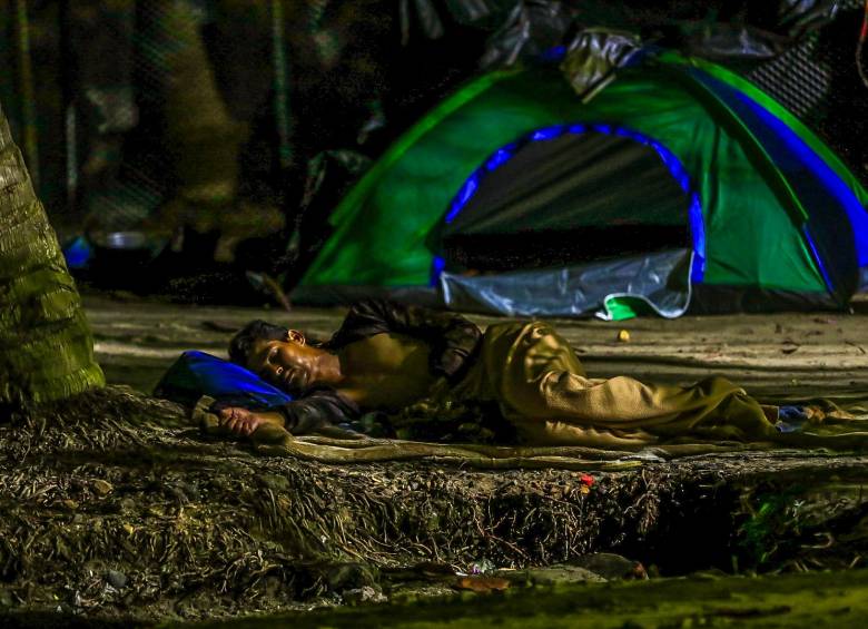 Algunos migrantes duermen en las calles o playas de municipios como Turbo y Necoclí. Algunos ajustan meses varados en la zona, sin plata, con hambre. FOTO Camilo Suárez