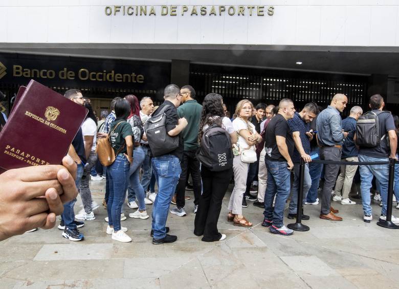 Las personas pueden pedir el Pasaporte Emergencia por motivos médicos, laborales u otros catalogados de fuerza mayor. Foto: Jaime Pérez Munévar.