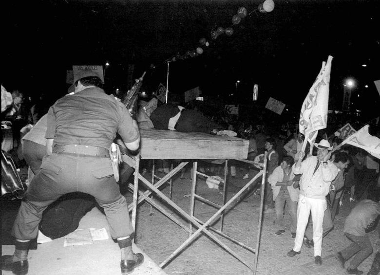 Segundos después de caer herido de muerte Luis Carlos Galán. El hombre que tiene un sombrero y sostiene una pancarta es José Orlando Chávez Fajardo, uno de los autores materiales del crimen que luego de ser capturado fue asesinado. Foto: Colprensa
