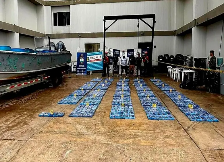 Tres extranjeros fueron capturados en medio de la operación. FOTO: CORTESÍA ARMADA