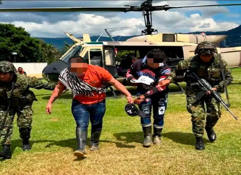 Alias “el Gordo” y alias “tatareto” fueron evacuados de la zona después de su captura. FOTO: EJÉRCITO