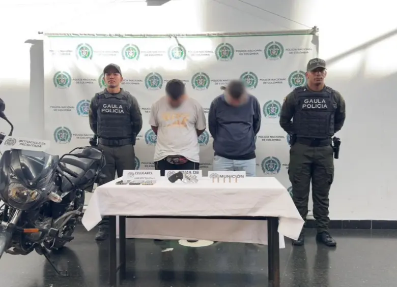 La policía capturó a los presuntos extorsionadores e incautaron tres celulares, un arma de fuego y munición. Foto: cortesía Policía.