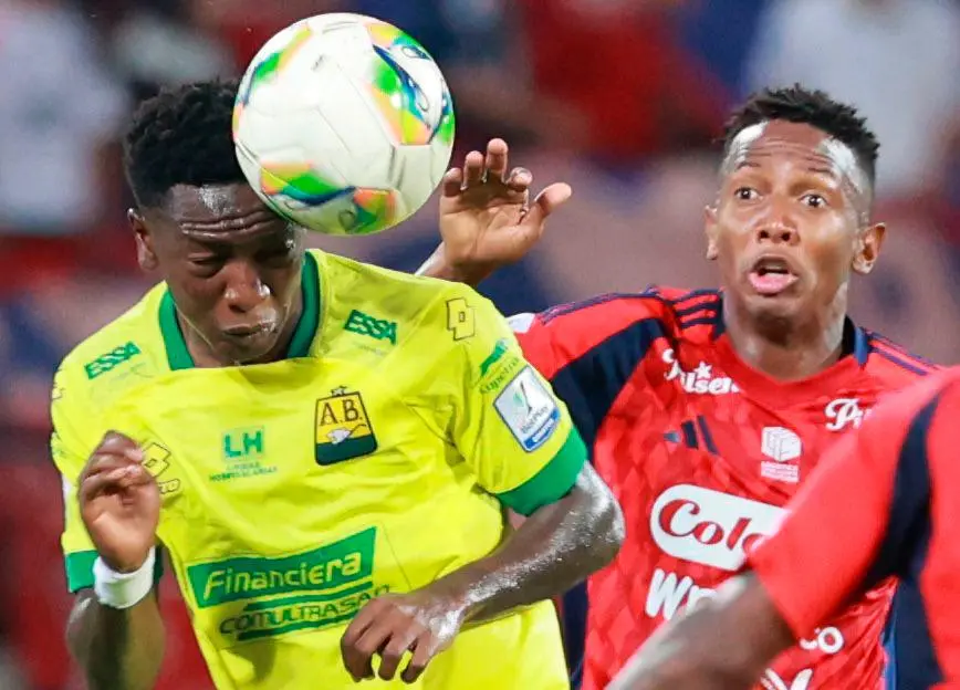 El Atlético Bucaramanga se mostró efectivo en los primeros minutos del partido en Medellín. Foto: Manuel Saldarriaga