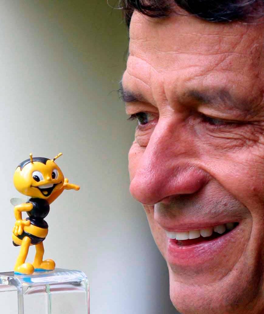 Jaime Uribe creador de la abejita Conavi. Este “animalito” rondó desde los tiros de esquina hasta los salones de clase. FOTO Manuel Saldarriaga
