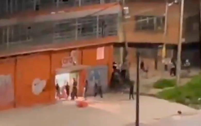 Una cámara de seguridad captó la incursión de los delincuentes al supermercado. IMAGEN TOMADA DE VIDEO.